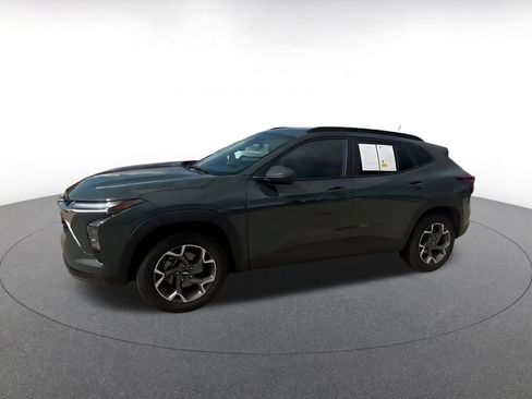 Used 2025 Chevrolet Trax LT FWD image 8
