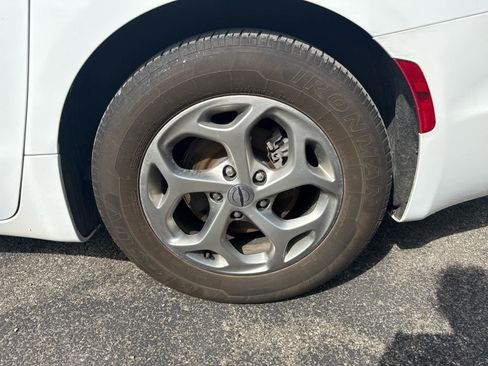 Used 2024 Chrysler Pacifica Limited image 4