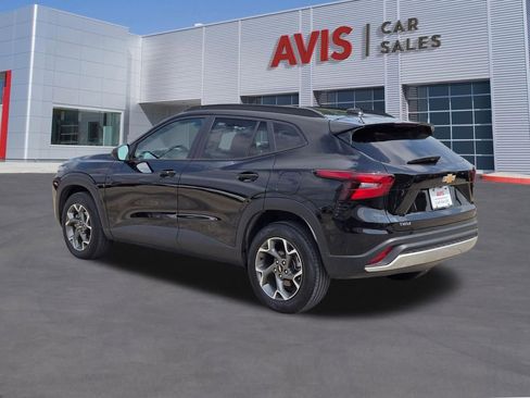 Used 2025 Chevrolet Trax LT w/ LT Convenience Package FWD image 9