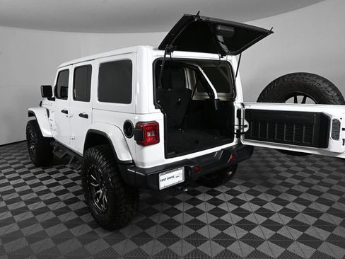 Used 2018 Jeep Wrangler Unlimited Sahara AWD/4WD image 27