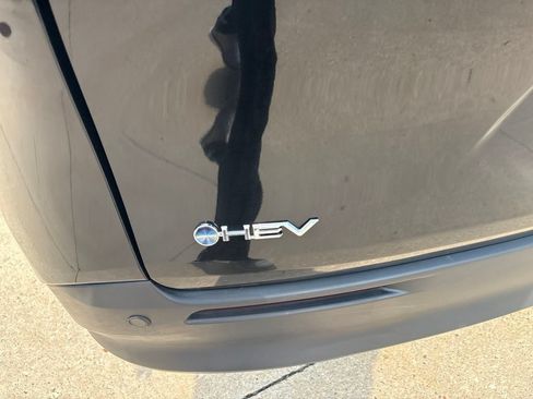 Used 2026 Toyota Sienna XLE FWD image 25