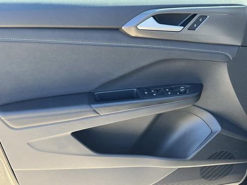 New 2026 Volkswagen Taos SE image 10