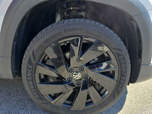 Used 2023 Volkswagen Taos SE w/ Panoramic Sunroof Package image 4