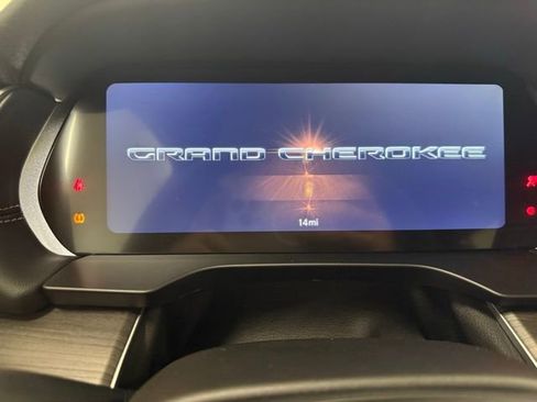 New 2025 Jeep Grand Cherokee L Limited w/ Luxury Tech Group II image 17