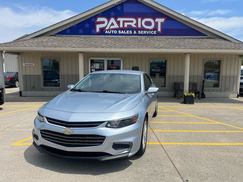 Used 2017 Chevrolet Malibu LT FWD image 1