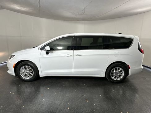 Used 2023 Chrysler Voyager LX image 6
