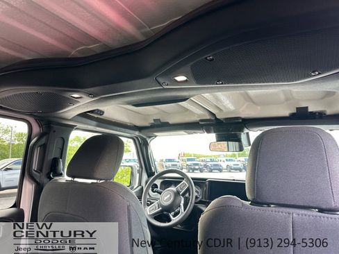 Used 2025 Jeep Wrangler Unlimited Sahara AWD/4WD image 19