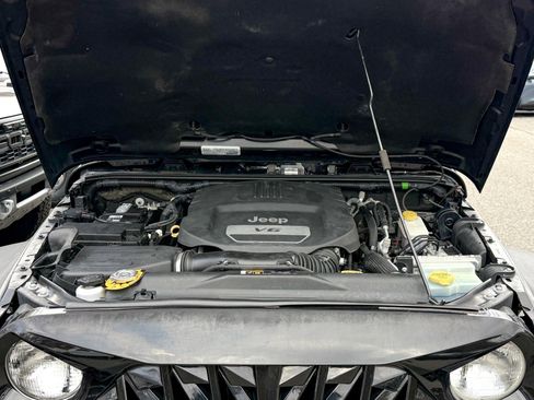 Used 2018 Jeep Wrangler Unlimited Rubicon w/ Connectivity Group image 18