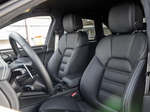 New 2026 Porsche Macan GTS image 5