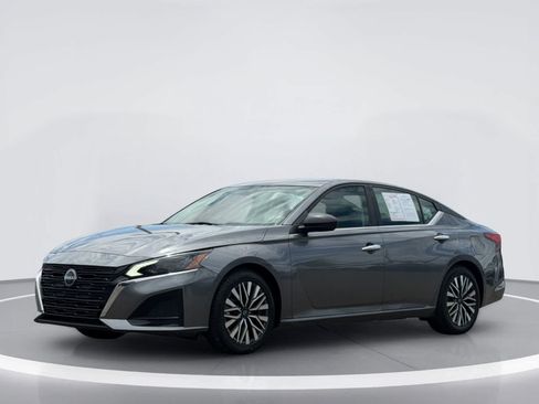 Used 2024 Nissan Altima 2.5 SV FWD image 2