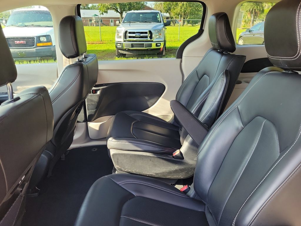 Used 2023 Chrysler Pacifica Touring-L FWD image 20