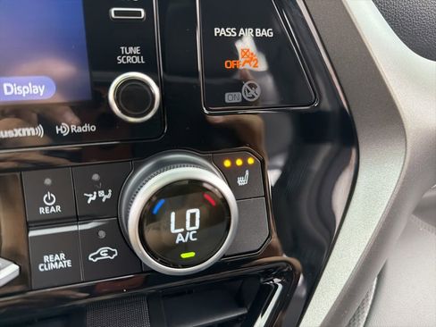 Used 2020 Toyota Highlander XLE AWD/4WD image 19