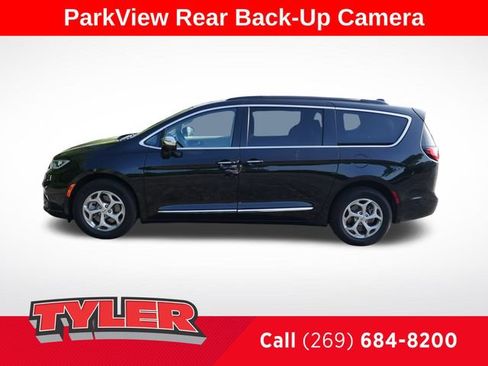 Used 2022 Chrysler Pacifica Limited AWD/4WD image 4