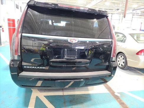 Used 2017 Cadillac Escalade ESV Platinum AWD/4WD image 6