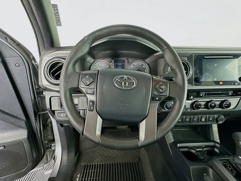 Used 2017 Toyota Tacoma TRD Off-Road AWD/4WD image 11