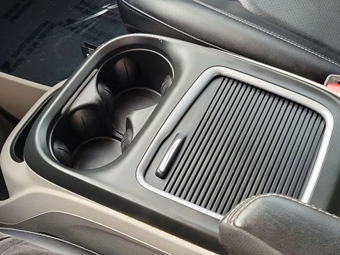 Certified 2024 Chrysler Pacifica Touring-L image 12