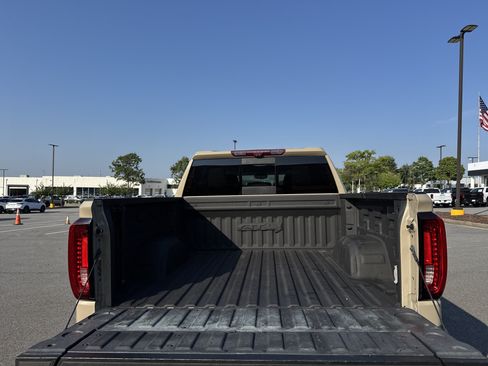 Used 2023 GMC Sierra 1500 AT4 w/ Technology Package AWD/4WD image 33