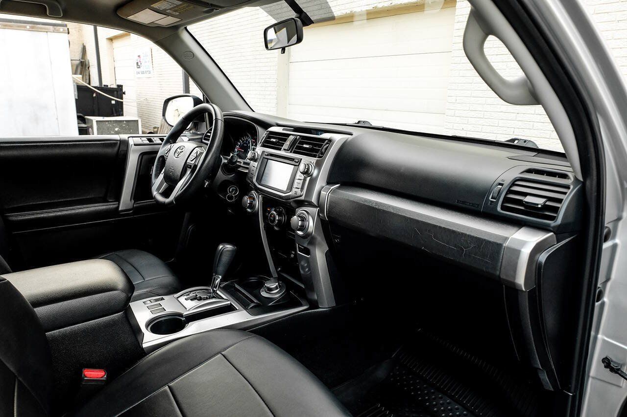 Used 2016 Toyota 4Runner SR5 AWD/4WD image 18