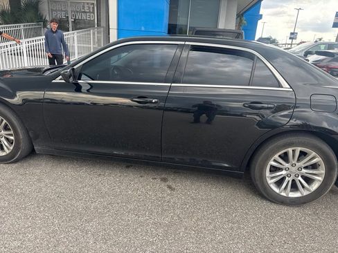 Used 2018 Chrysler 300 Touring w/ Driver Convenience Group RWD image 8