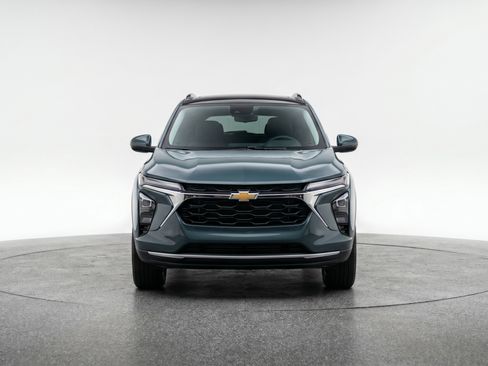 Used 2025 Chevrolet Trax LT FWD image 2