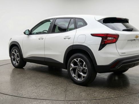 Used 2025 Chevrolet Trax LT w/ LT Convenience Package image 6