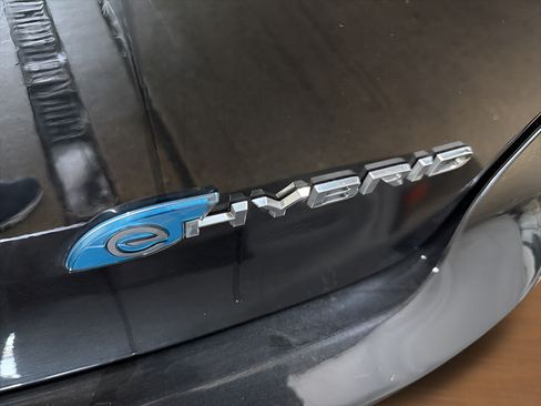 Used 2024 Chrysler Pacifica Limited FWD image 9
