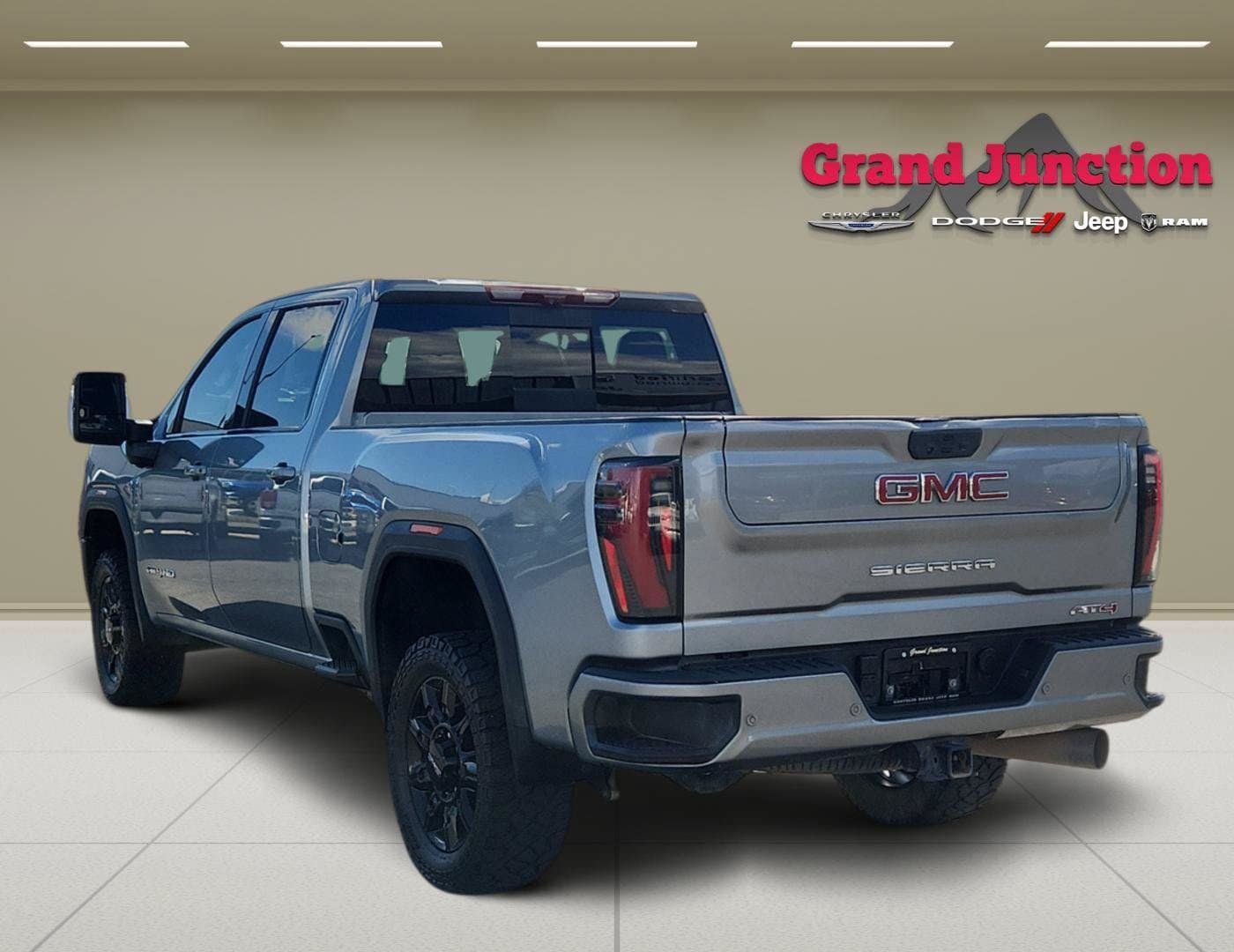 Used 2024 GMC Sierra 2500 AT4 w/ Technology Package AWD/4WD image 5