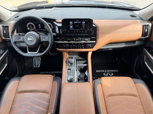 Used 2025 Nissan Pathfinder Platinum image 17