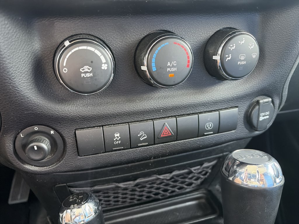 Used 2017 Jeep Wrangler Unlimited Sahara w/ Connectivity Group AWD/4WD image 23