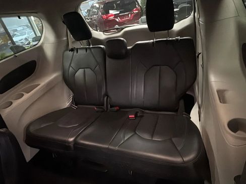 Used 2020 Chrysler Pacifica Touring-L FWD image 14