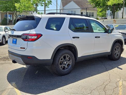 Used 2025 Honda Pilot TrailSport image 9