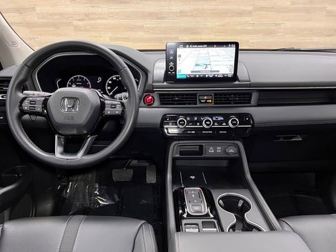Used 2023 Honda Pilot Touring image 2