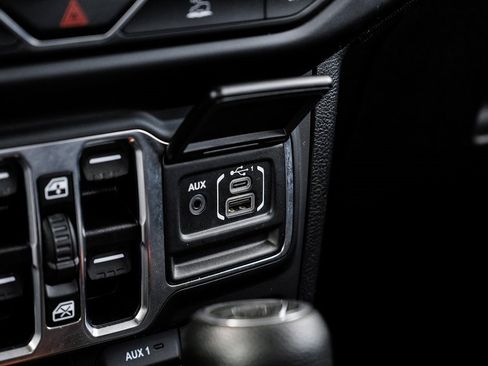 Used 2021 Jeep Gladiator Willys image 35