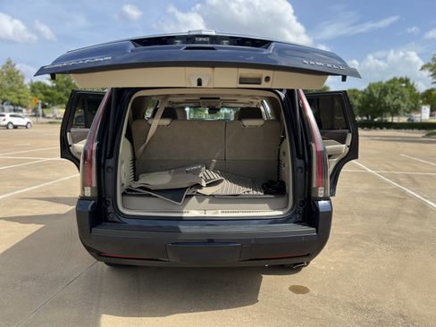 Used 2017 Cadillac Escalade Luxury RWD image 42