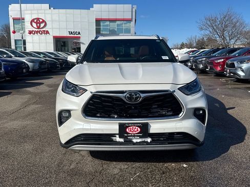 Used 2021 Toyota Highlander Platinum image 2