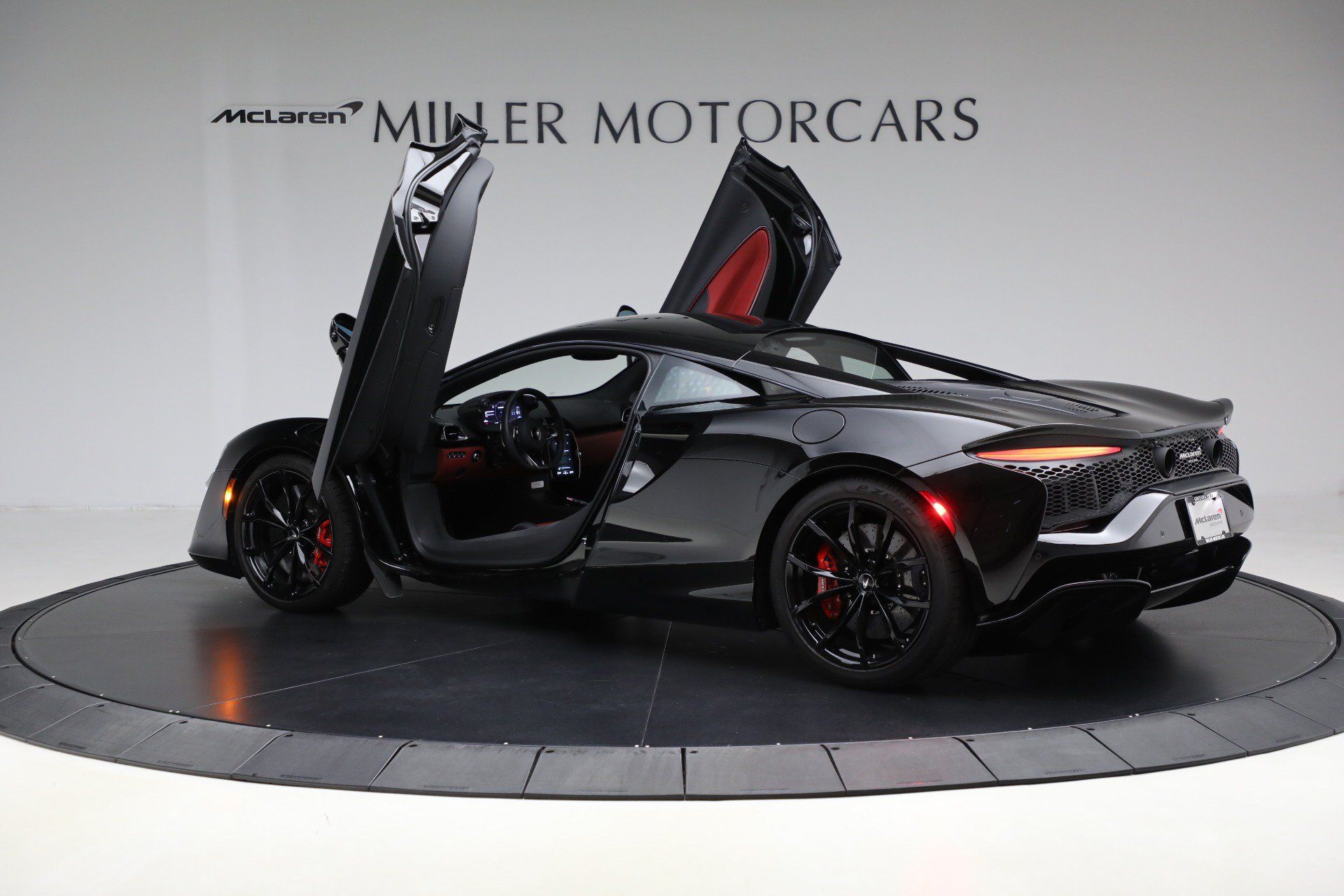 Used 2024 McLaren Artura RWD image 16