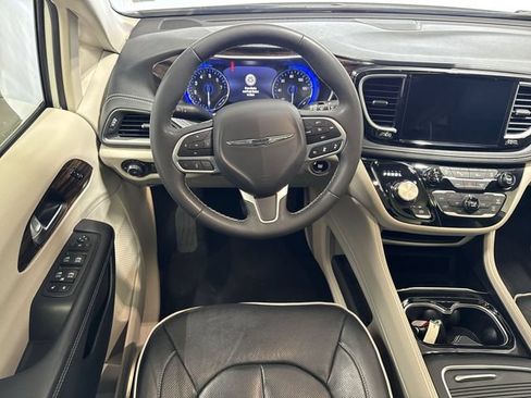 Used 2023 Chrysler Pacifica Limited FWD image 16