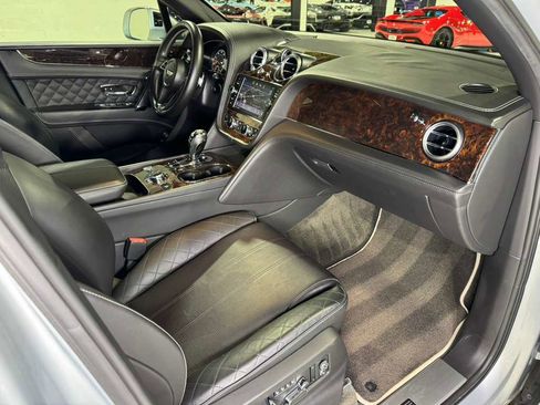 Used 2018 Bentley Bentayga image 21