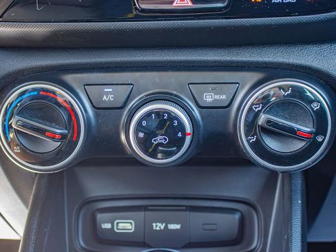 Used 2022 Hyundai Venue SE image 29