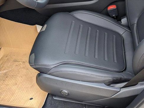 Used 2025 Mercedes-Benz GLC 300 4MATIC image 4