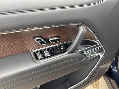 Used 2025 Land Rover Range Rover Long Wheelbase Autobiography image 15