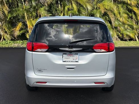 Used 2023 Chrysler Voyager LX FWD image 7