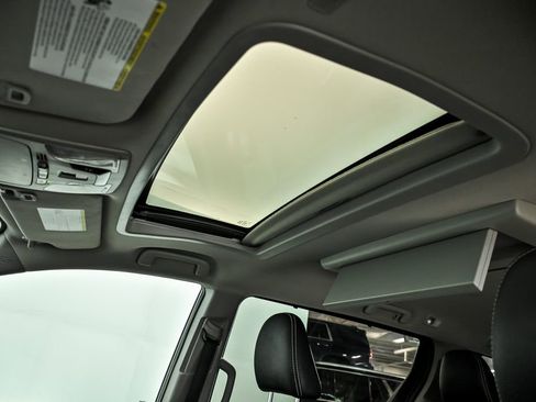 Used 2019 Toyota Sienna SE Premium image 12