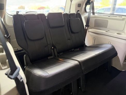 Used 2015 Chrysler Town & Country Touring FWD image 18