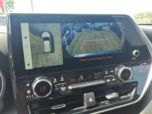 Used 2023 Toyota Highlander Platinum FWD image 19
