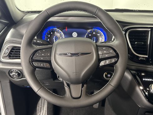 New 2026 Chrysler Pacifica Select w/ S Appearance Package FWD image 16