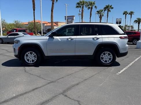 Used 2025 Jeep Grand Cherokee Laredo w/ Trailer Tow Package AWD/4WD image 1