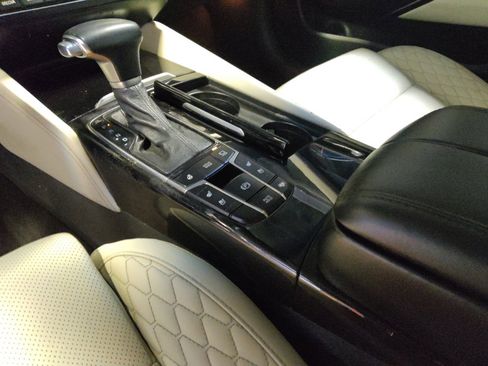 Used 2017 Kia Cadenza Limited image 26