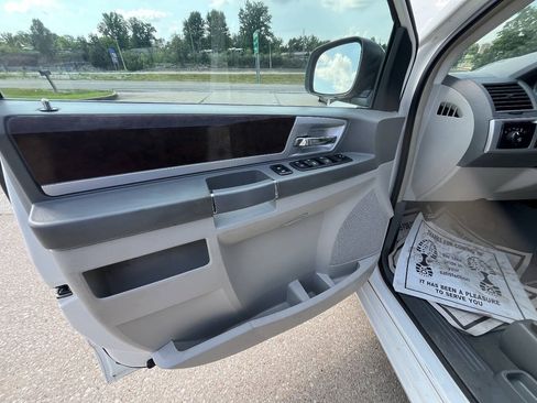 Used 2010 Chrysler Town & Country Touring FWD image 13