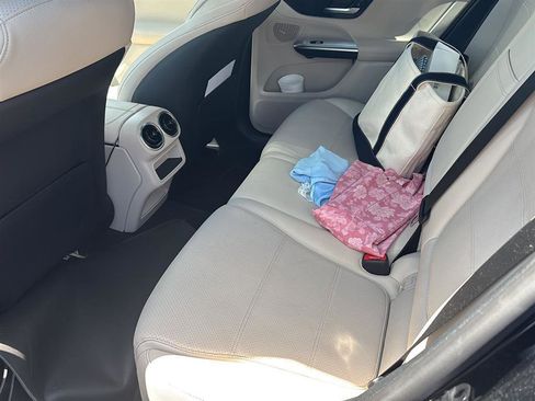 Used 2024 Mercedes-Benz GLC 300 4MATIC image 11